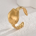 Detail eines Vintage 14K Goldringes mit unregelmäßiger Form und gedrehter Textur - Verdrehter Ovaler Stil (R731-E)