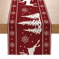 Camino de mesa navideño rojo oscuro con motivos de renos y copos de nieve en mesa de madera - Reno y Pinos Rojo Oscuro