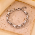 Pulsera de cadena plateada minimalista con eslabones texturizados sobre piedra beige - Estilo de eslabones cuadrados (E135) / Color acero