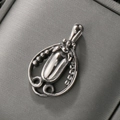 Pendente insetto argento vintage con incisioni in una scatola per gioielli grigia - Pendaglio Design Coleottero Traforato (30*17mmKP76857-BD)