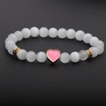 Bracciale di perle occhio di gatto bianco con ciondolo a cuore smaltato rosa e oro - Ciondolo a Cuore Rosa / Rosa