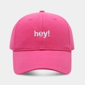 Dettaglio del cappellino in cotone rosso rosa con ricamo hey bianco sulla parte frontale - Rosa Rosso