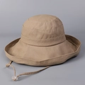 Detailaufnahme des khakifarbenen Sonnenhuts mit parallelen Nähten und verstellbarer Kordel - M (56-58cm) / Khaki