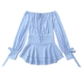 Detail des schulterfreien hellblauen Kleides mit geraffter Taille und Rüschensaum - XS / Hellblau