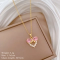 Detail einer goldenen Herzkette mit rosa Zirkonia und genauen Größenangaben - Goldene Schleife Herz (C539)