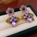 Vista macro di orecchini vintage in oro con strass viola e cristalli a forma di goccia - Stile Goccia d'Acqua Ovale a Petali (Perno in Argento Sterling 925)