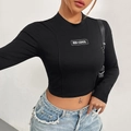 Nauwsluitende zwarte crop top met lange mouwen, WHO-CARES patch en opstaande kraag - S / Zwart
