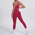 Détail de l'ensemble de yoga bordeaux avec brassière croisée et legging taille haute - S / Haut Et Bas / Carmin