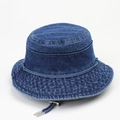 Détail d'un chapeau bob en denim délavé bleu avec coutures renforcées et cordon réglable - M (56-58cm) / Bleu foncé