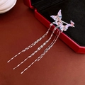 Dettaglio degli orecchini a farfalla sfumati viola e rosa con lunghe nappe in argento - Orecchino a clip con nappa a farfalla viola