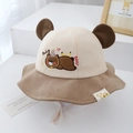 Dettaglio cappello a secchiello per neonati con orecchie da orso, ricami e sottogola regolabile - 50cm(1-2 Anni) / Cachi Scuro