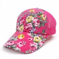 Detailansicht der Blumen-Basecap mit Rosendruck und atmungsaktivem rosa Netzgewebe - Verstellbar / Rosarot