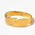 Minimalistische brede open manchetarmband met overlappend bladontwerp in gepolijst goud - Goud (KAS1038)