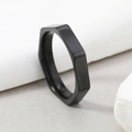 Anillo geométrico hexagonal de 4mm en acero inoxidable negro para hombre con acabado de lujo - Hexágono / Negro