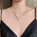 Elegante collar dorado con colgante de relieve floral y bordes de cristales brillantes - Estilo rosa empalmada