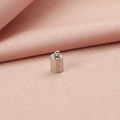 Makroaufnahme der silbernen Zylinder-Endkappe mit Ring für die DIY-Schmuckherstellung - Innendurchmesser 1,9 mm / Stahlfarbe