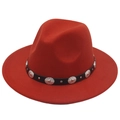 Détail d'un chapeau fedora rouge avec bande en cuir noir et boucles métalliques argentées - M (56-58cm) / Couleur caramel