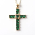Dettaglio della collana a croce dorata con pietre verdi e accenti in zircone lucido - Verde Smeraldo