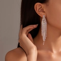 Orecchini lunghi a nappina con strass AB scintillanti e finitura argento sul modello - Orecchini lunghi con nappine iridescenti AB (Colore Argento)