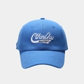 Dettaglio del ricamo di lettere bianche su un berretto da baseball in cotone blu - Regolabile / Blu
