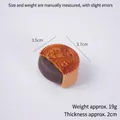 PVC-Mondkuchen-Modell mit Mid-Autumn-Schriftzug und Detail der Füllung innen - Rote Bohnenpaste Füllung (Wort: Mid-Autumn)