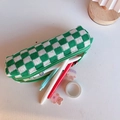 Detail van groen en wit geruit gebreid etui met schrijfwaren op een bureau - Groen-wit Raster Etui
