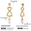 Detalle de pendientes dorados de acero y perlas con medidas de tamaño y peso real - Estilo Perla Infinito Dorado (JDEW2410007)