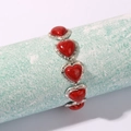 Dettaglio del bracciale vintage con cuori in turchese rosso e cornici in metallo argentato - Rosso