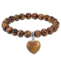 Dettaglio macro del bracciale con perline occhio di tigre, pendente a cuore e chiusura - Bracciale Occhio di Tigre