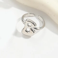 Detailansicht des silbernen verstellbaren Rings mit Buchstabe B und glatter Oberfläche - Buchstabe B Stil