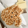 Nahaufnahme des Plüschschals mit Giraffenmuster und Zierknöpfen auf weißem Sofa - Plüschschal mit Hirschmuster (Knopf-Deko)