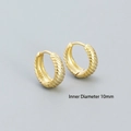 Orecchini a cerchio in argento 925 dorato da 10mm con trama diagonale e finitura lucida - Argento 925 / 10mm (Color Oro)