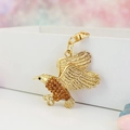 Makroaufnahme von goldener Adler-Schlüsselanhänger mit Bernstein-Steinen und Details - Gold