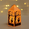 Halloween lantaarn met warme oranje gloed en patronen van griezelige silhouetten - Vogelverschrikker