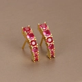 Dettaglio di orecchini a lobo curvi dorati con diverse pietre preziose rosse lucide - Strass Rosso Rosa Dorato (E1134)