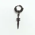 Detalle del pendiente gótico de acero negro con anillo de dragón y colgante de daga - Espada de Dragón / Pendiente (Perforado) / Negro
