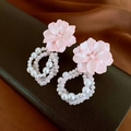 Nahaufnahme von rosa Acrylblumen-Ohrringen mit Details aus Kunstperlen und Kristallperlen - Rosa (Silberner Ohrringstecker)