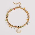 Detail van de dubbellaagse kralenarmband met kleurrijke kralen en gouden maanbedel - Stijl 1 Armband