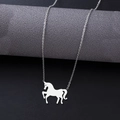 Dettaglio collana con ciondolo a cavallo argento su supporto cilindrico grigio - Collana / Argento