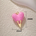 Detail-Makroansicht des 25mm rosa Herzanhängers mit Goldtropfen und Größenangaben - 3D Großes Herz