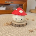 Détail d'une figurine de champignon en bois sculpté avec expression faciale mignonne - Chapeau de Champignon Tuan Tuan (Grand) / Hauteur env. 6cm