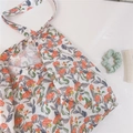 Détail macro du tissu en coton fleuri avec des feuilles vertes et des fleurs oranges - Fond blanc avec grandes fleurs orange