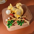 Dettaglio spilla scoiattolo vintage con pavé di cristalli, perla bianca e smalto - Scoiattolo / Oro-Verde