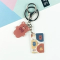 Simpatico portachiavi in acrilico con orsetto marrone, fiocco rosso e ciondolo orsetto - Stile Orso con Fiocco e Carota (双扣8号)