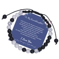 Détail du bracelet code Morse I Love You avec perles en pierre noir et blanc sur carte cadeau - À ma petite-fille