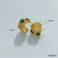 Orecchini geometrici irregolari dorati con zircone verde e design a rete traforata - Orecchini d'oro geometrici cavi irregolari (D2337)