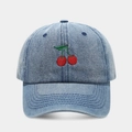 Casquette de baseball en jean bleu clair avec broderie cerise et visière incurvée - Réglable / Bleu Moyen