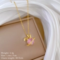 Dimensioni e peso della collana con coniglio rosa 4,4g su seta elegante mostrati - Stile Coniglio Pianeta Rosa (E544)