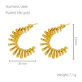 Details von 18k vergoldeten Feder-Ohrringen mit Maßen 31mm Breite und 7,1g Gewicht - 18K Gold / Gold