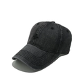 Dettaglio del cappello in denim grigio scuro con ricamo a croce nera e cuciture vintage - M (56-58cm) / Nero